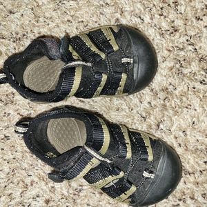 Toddler size 6 Keen sandals